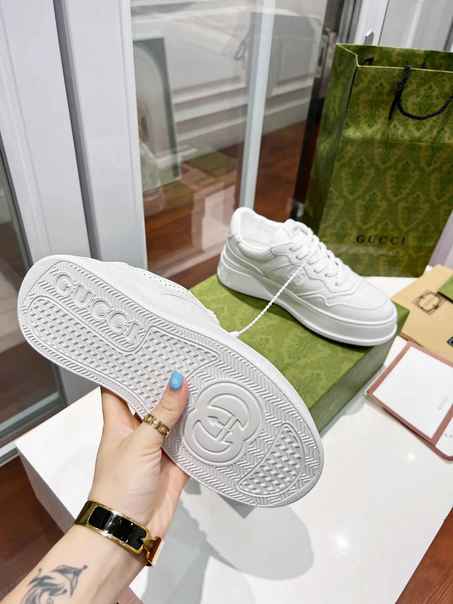 👟👟Ex-factory price 480👟👟 Women's Shoe Factory New Chunky B series lightweight soft thick sole sports series! G family's white shoes for couples, GUUC* counter-synchronized shoes, ancient and exotic catwalk models! The style design is light, luxurious and retro...thick sole increases height...similar to an upgraded version of classic white shoes! Original customized cowhide fabric (classic old floral fabric, perforation, embossing process), cowhide lining, original foam lightweight outsole, GG Logo on the heel, 4cm thick sole, classic Gucci webbing... Women's 35-40/Men's 39-44 (full size) Women's 41, Men's 45 are custom-made and non-returnable